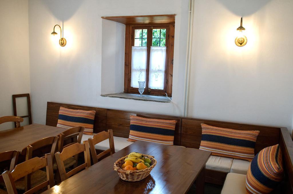 Alatinos Hotel Pinakátai Екстериор снимка